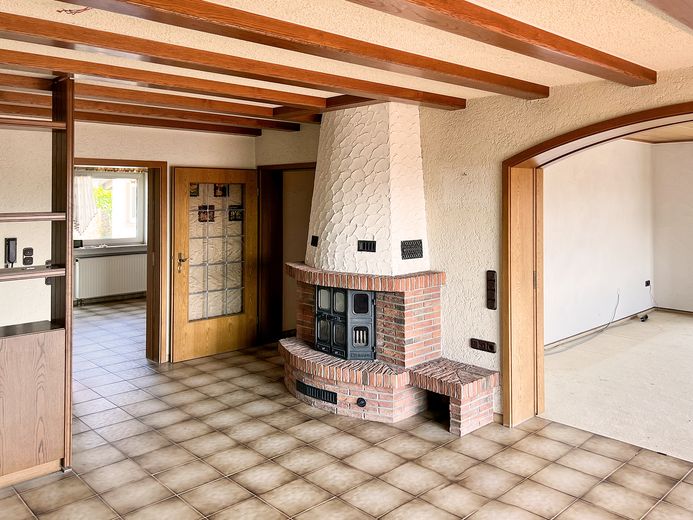 Hochwertiges Zweifamilienhaus, gehobene Ausstattung, Ausbaupotential, traumhafter Ausblick – Blick in Küche und Wohnzimmer
