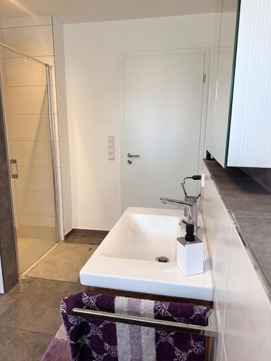 Habiter et travailler : appartement de 5 pièces au rez-de-chaussée avec jardin et bureau/salle de loisirs de 60 m² au sous-sol – Bad mit Dusche