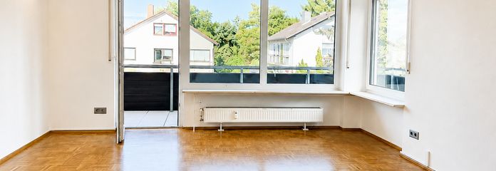 Wohnzimmer mit Balkon