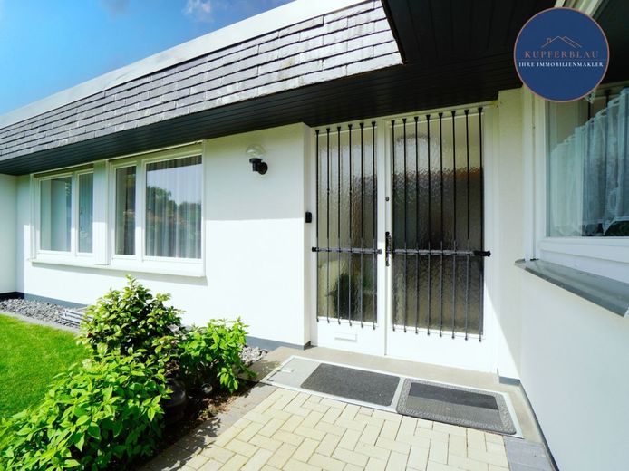 Sanierter Bungalow mit traumhaftem Garten in ruhiger Lage in Rheinbach-Stadt – Haustür Außen