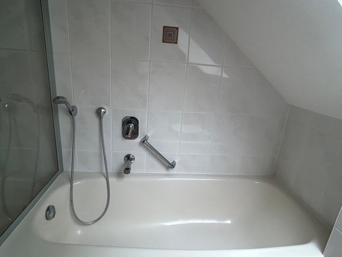 Schöne 2-Zi-Wohnung m.Balkon,Grün-& Blicklage,Kfz-Stellplatz,Keller.Am Schäfersberg-Niedernhausen – Badewanne linksseitig