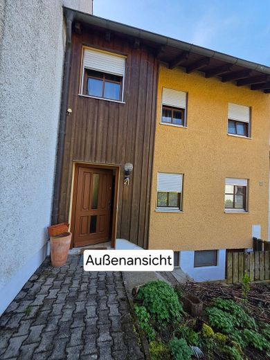 ruhiges 4-Zimmer-Reihenhaus mit Wintergarten, Kachelofen und EBK in Deggendorf – Foto 1