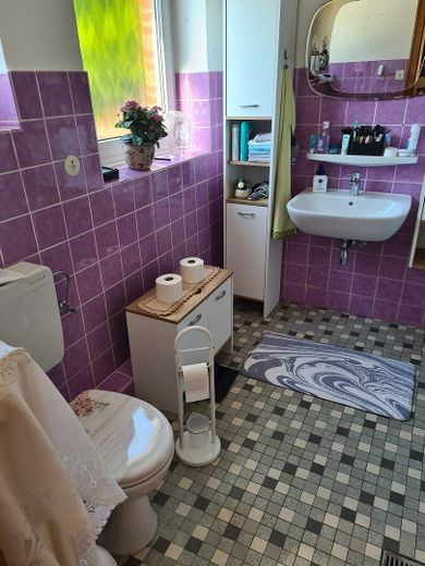 House with large plot in Wassenberg - plenty of potential for craftsmen – Badezimmer Fensterseite