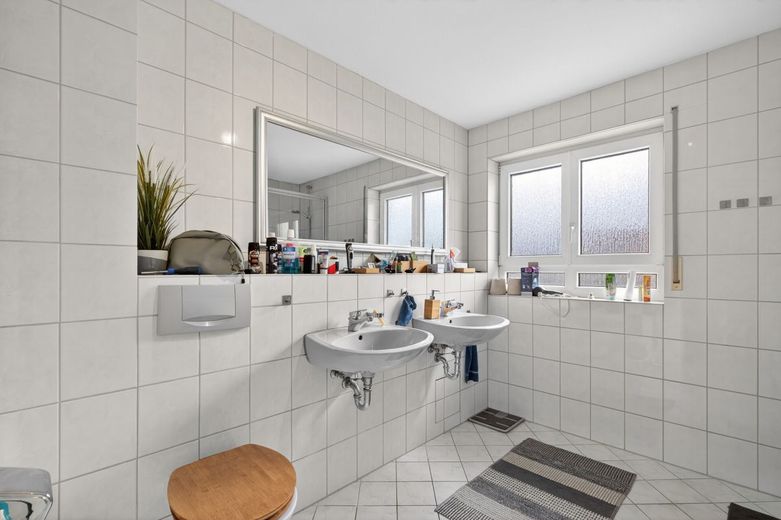 Freiwerdend: Moderne Wohnung mit Balkon und TG in zentraler Lage – Badezimmer