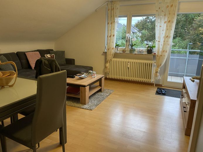Zwei Zimmer Dachgeschosswohnung in Remseck Ortsteil Aldingen – Wohnzimmer