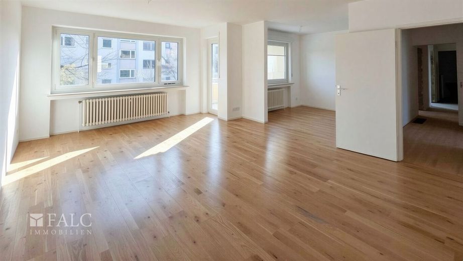Großzügige, teilentkernte 5-Zimmer-Wohnung in Rheinnähe – Wohnzimmer - Renovierungsbeispiel (KI generiert)