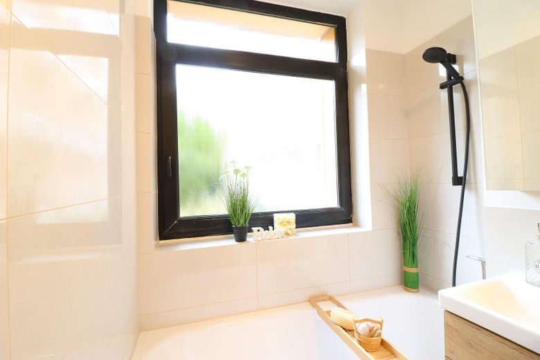 Badewanne mit Dusche