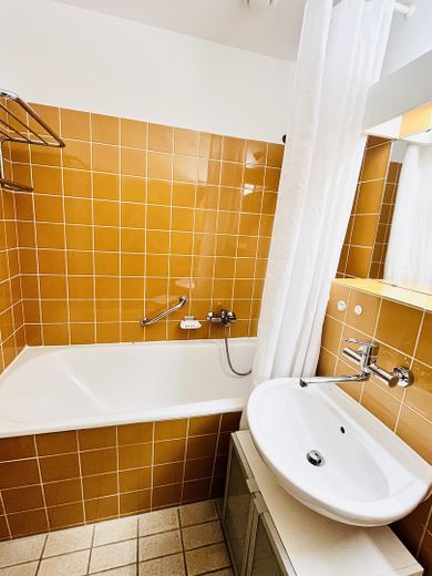 Erbpacht! Von Privat! Ohne Provision! Möbliertes Apartment m. Balkon inkl. TG-Platz, ab sofort – Textil-Duschvorhang