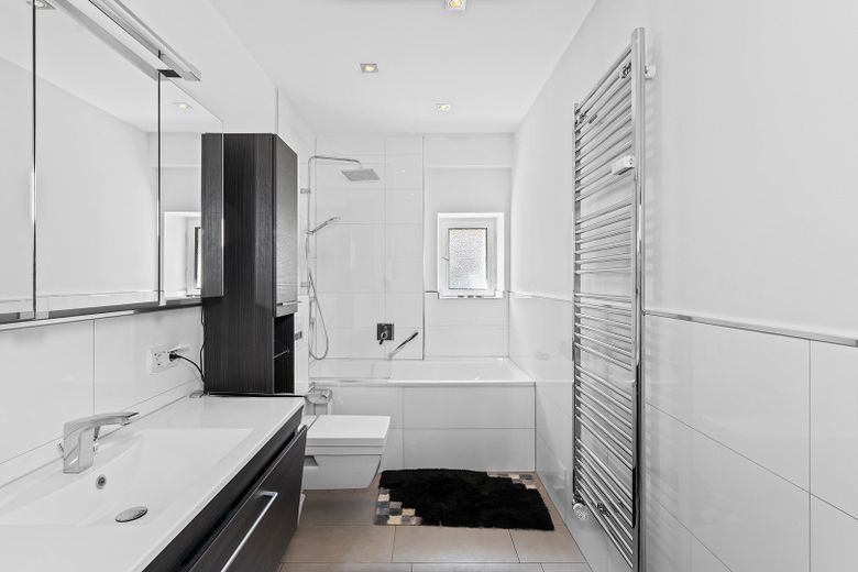 Appartement moderne de 2,5 pièces à Großreuth bei Schweinau avec cuisine équipée et garage – Badezimmer