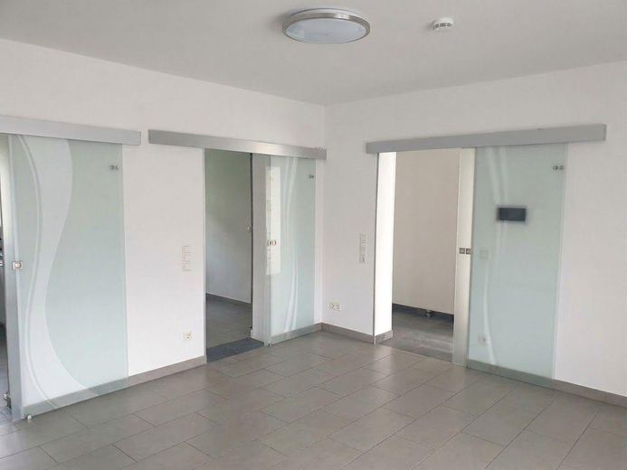 127 m² PRIVATES WOHNEN MIT EIGENEM POOL & GARTEN – 2 GARAGEN + 1.920 € KALTMIETEINNAHMEN – OG Gestaltung Glastüren