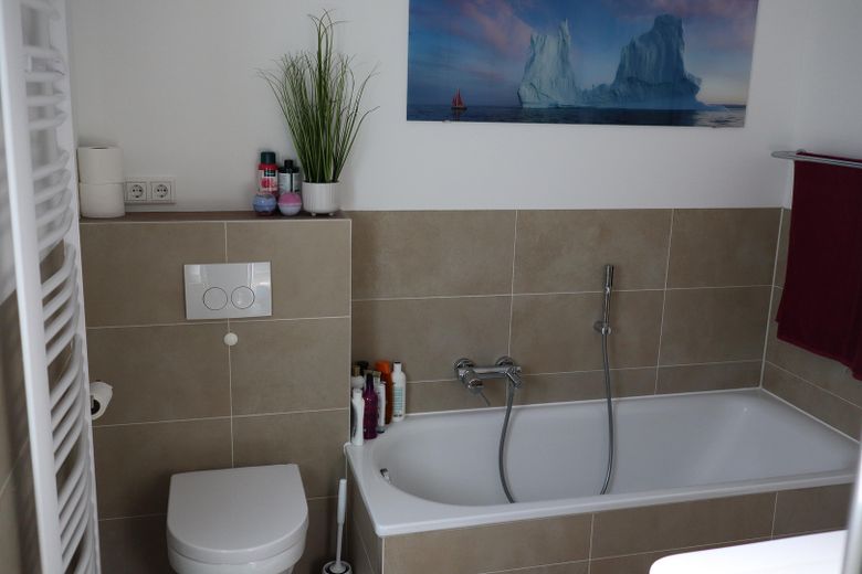 192 m²’lik geniş aile evi – modernize edilmiş, 7 oda, 3 banyo ve B enerji sınıfı – Hauptbad