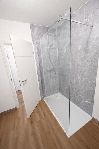 3-Zimmer Wohnung (64m²) mit Terasse und Gartenmitbenutzung in Puderbach zu vermieten, renoviert – Bad