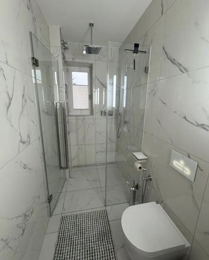 4-Zimmer SmartHome (Vollklimatisiert) - Kernsanierte Altbau-Wohnung mit Luxus Innenausstattung – Gästebad