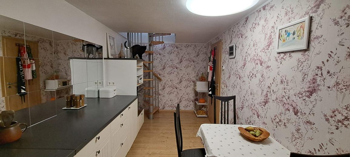 Doppelhaushälfte / Mehrgenerationenhaus / Mehrfamilienhaus / Haus – EG Küche Keller