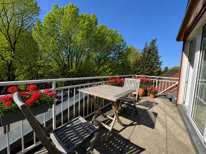 Bellissimo e accogliente appartamento mansardato con 3 locali, balcone e garage sotterraneo – Balkon