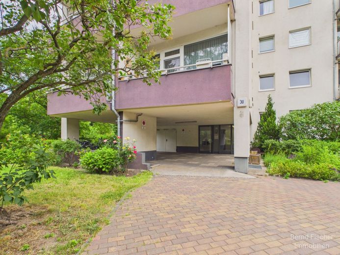 2 Zimmer Küche Bad Balkon in Wilmersdorf – Hauseingang