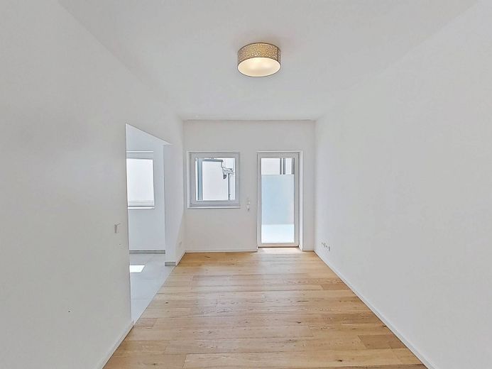 ++ Terraza incluida: Amplio piso de 2 habitaciones con cocina equipada moderna ++ – Ansicht II: Wohnzimmer
