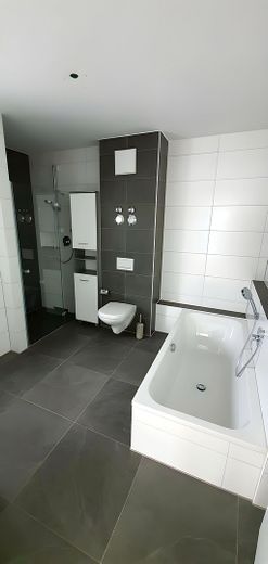 Neuwertige, bezugsfreie 3,5 Zimmer Gartenwohnung in Altmühldorf mit Inntalblick! – Foto 10