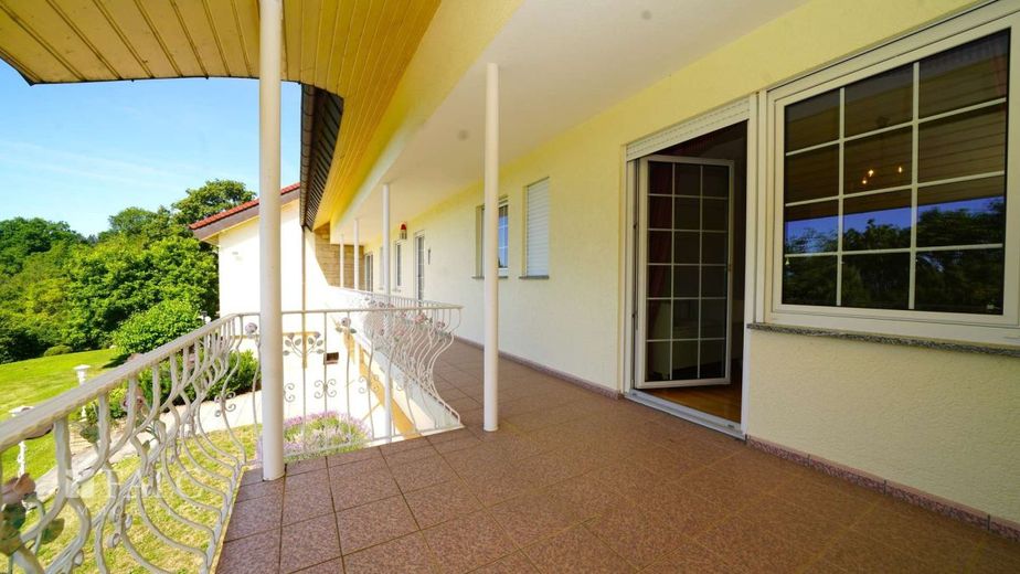 Repräsentatives Anwesen mit Wellnessbereich und eigenem Waldbestand - FALC Immobilien – Balkon mit toller Aussicht