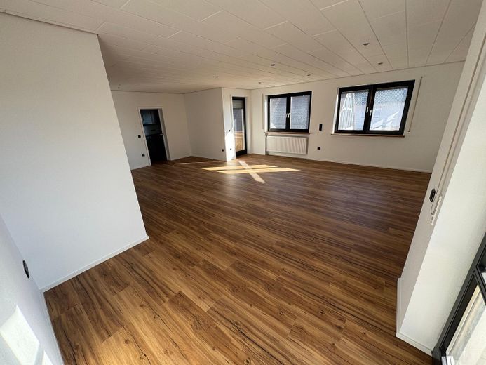 Hepberg’in merkezi konumunda geniş, kapsamlı şekilde yenilenmiş 3 odalı, 1. kat dairesi + 2 balkon – Wohnzimmer / Essbereich