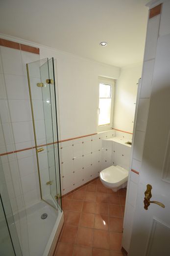 Provisionsfrei! Zweifamilienhaus, großer Sonnengarten – kleines Duschbad  1. OG