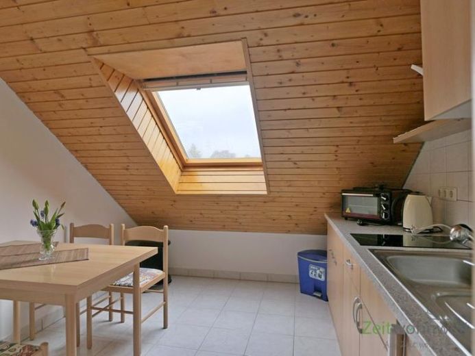 (EF1025_M) Dresden: Ockerwitz, preiswerte möblierte Dachwohnung mit Balkon und Grundreinigung, WLAN – Foto 1
