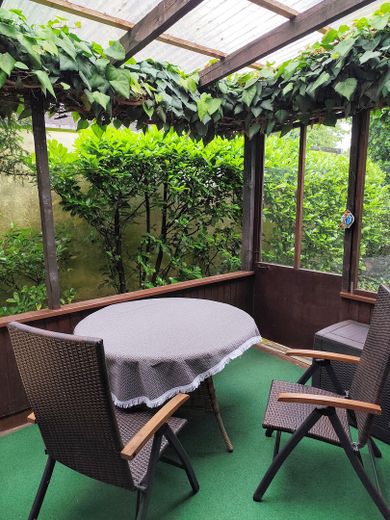 2-Familienhaus mit großem Garten – EG-Freisitz-überdacht