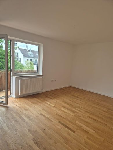 ETW Schwabing-West, Nahe BMW – Wohnzimmer mit Balkon
