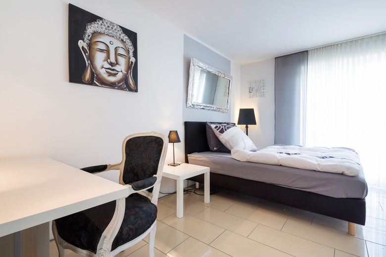 Exclusiv möbl. 2 Zimmer Wohnung in Düsseldorf-Oberkassel NK, Strom + WLAN inkl. – Schlafzimmer mit Arbeitecke