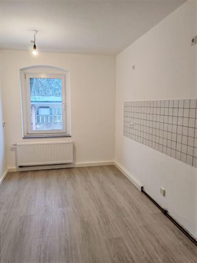 NEU SANIERT! 3R-Wohnung mit Stellplatz 80 m² (EBK) ***Vermieter-Bonus 2 Kaltmieten geschenkt*** – Küche