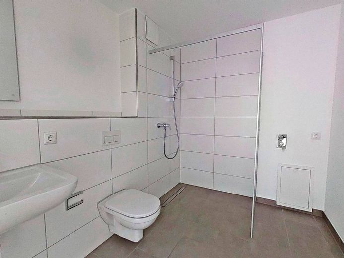 1. AFFITTO GRATUITO: Luminoso appartamento di nuova costruzione con 3 locali, balcone e cucina componibile – Ansicht I: Bad