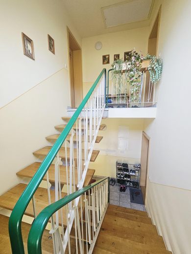 6 konut birimi + garajlar * %7 BMR* enerji sınıfı B – Hausflur