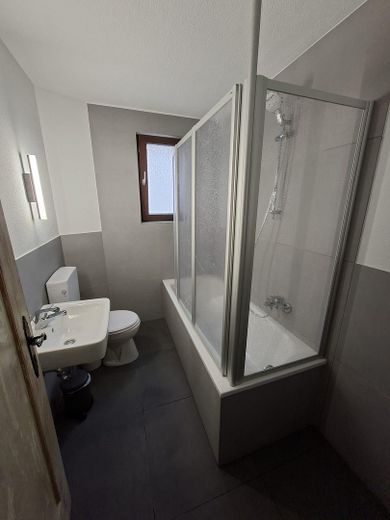 Partially renovated 6-room semi-detached house – Bad Wohnung UG