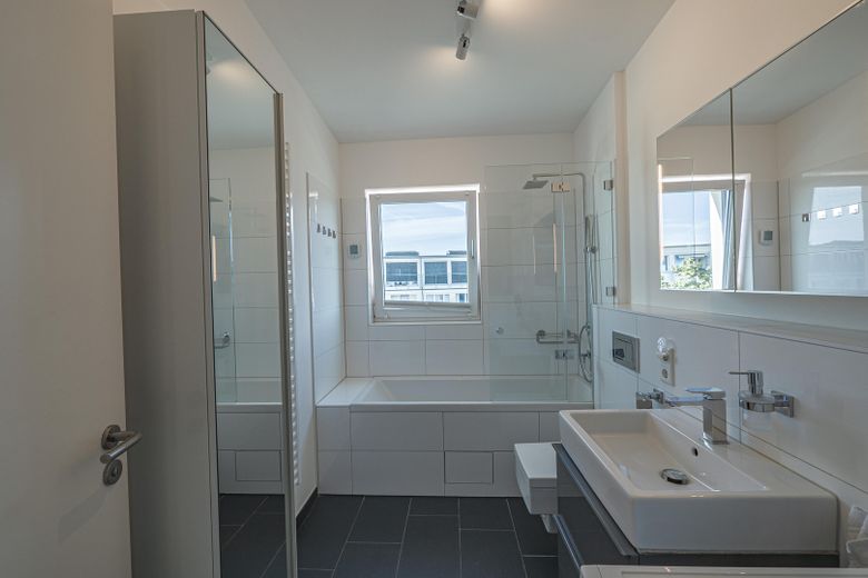 Lichte penthousewoning met 3 kamers in Westend incl. parkeerplaats – Bad