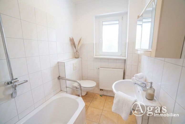 Seltene Gelegenheit: Zwei Häuser auf großem Grundstück in Bernau – Badezimmer Haus 2