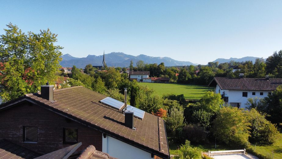 Rarität in Prien – Einfamilienhaus am Fluss Prien mit Bergblick, Wintergarten & PV – Prien-Panorama mit Bergen
