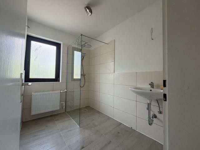Świeżo wyremontowane 4-pokojowe mieszkanie na parterze w Züntersbach– duży balkon, bezbarierowa łazienka i doskonałe połączenia komunikacyjne – Neues Bad_begehbare Dusche