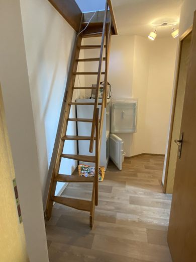 Helle 2-Raum-Dachgeschosswohnung mit Einbauküche im Herzen von Altenburg – Treppe zu ausgebautem Dach
