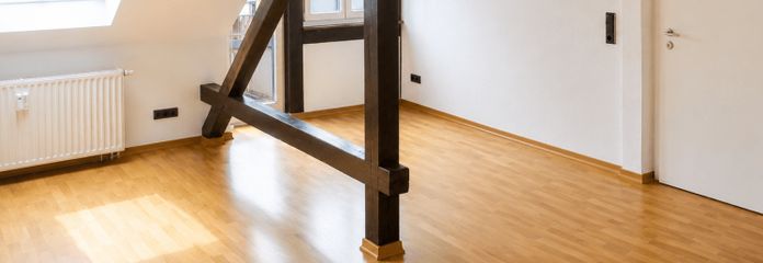 LISTED-BUILDING DREAM IN THE ATTIC | Cozy 2-room apartment with balcony in an urban location
