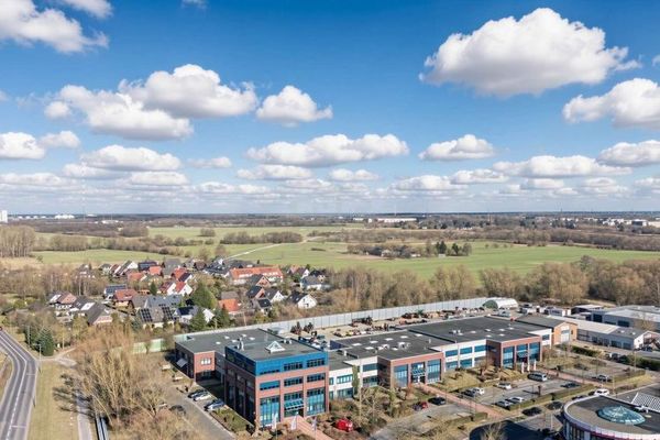 Commercial space in Rostock-Gehlsdorf: office + 212 m² storage/production hall + parking spaces