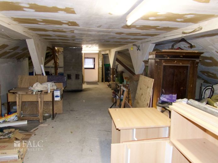 Einfach Mehr: Bungalow mit ELW. Garage, Süd-Loggia-Terrasse. Wohnreserve. Ruhige Wohnlage. Frei. – Gedämmter Dachboden