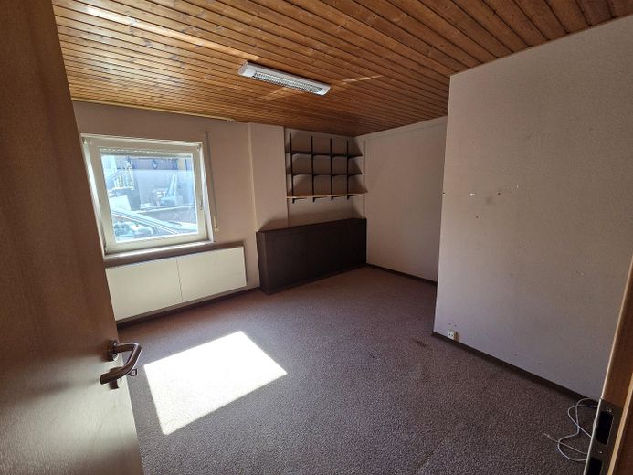 Schönes freistehendes Einfamilienhaus zu verkaufen – Büro KG