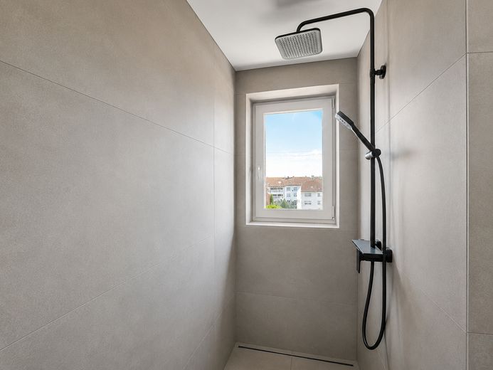 Große Walk-in-Dusche