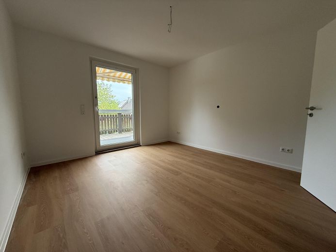 Kernsanierte 3-Zimmer Wohnung im 1. OG mit großem Balkon, Fußbodenheizung und Stellplatz – फोटो 3