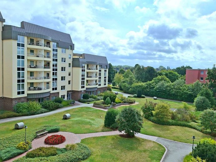 KURPARK-RESIDENZ Appartement en copropriété de 2 pièces, piscine/jacuzzi/sauna inclus dans les charges de copropriété, pompe à chaleur ! 1 place de parking en garage souterrain – Ausblick vom Schlafzimmer