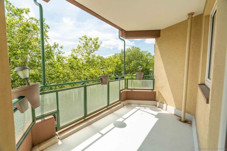 Bezugsfreie 2-Zimmer-Eigentumswohnung mit Sonnenloggia, Aufzug &amp; Tiefgarage – Loggia