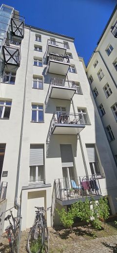 ruhige und helle 2-Zimmer-Wohnung in Toplage, bezugsfrei – Fassade Seitenflügel
