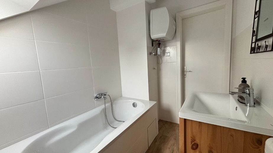 2-Zimmer-Dachgeschosswohnung in zentraler Wohnlage – Bad - www.immobilien-heise.de