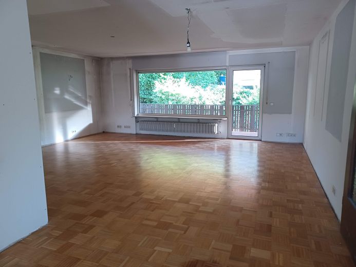 Przestronne, świeżo wyremontowane mieszkanie 3,5-pokojowe o powierzchni 115 m², z dużym balkonem, garażem i miejscem parkingowym – Wohnen vor Renovierung