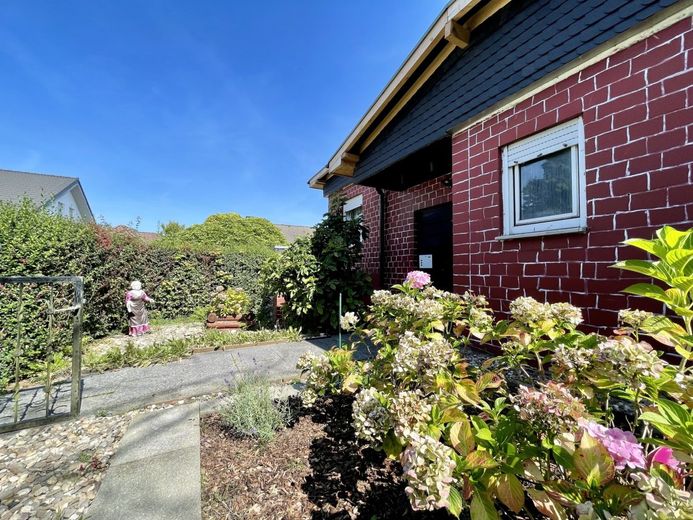 Fröndenberg-Frömern: Freistehender Bungalow mit Garage in familienfreundlicher Lage! – Vorgarten